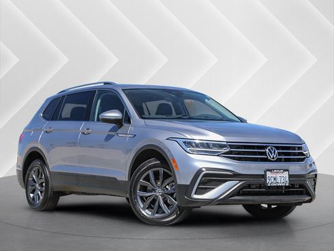 Used 2022 Volkswagen Tiguan SE FWD image 1