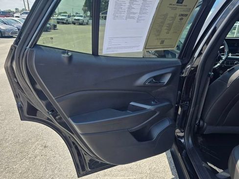 Used 2025 Chevrolet Trax RS w/ Sunroof Package FWD image 30