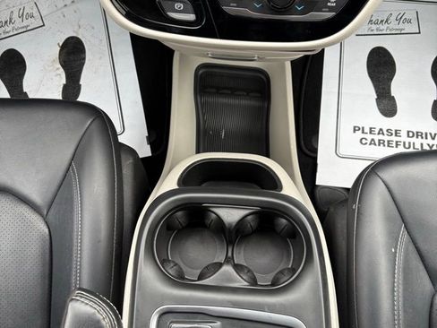 Used 2024 Chrysler Pacifica Touring-L image 37