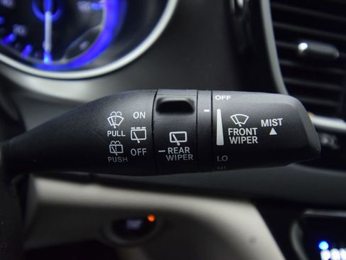 Used 2024 Chrysler Pacifica Touring-L image 35