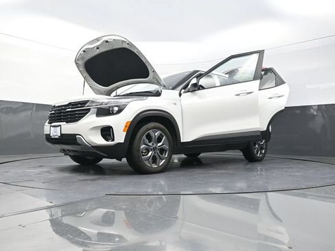 Used 2024 Kia Seltos LX AWD/4WD image 31