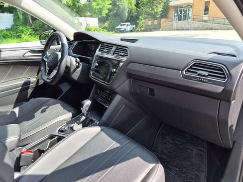 Used 2022 Volkswagen Tiguan SE w/ Panoramic Sunroof Package AWD/4WD image 26