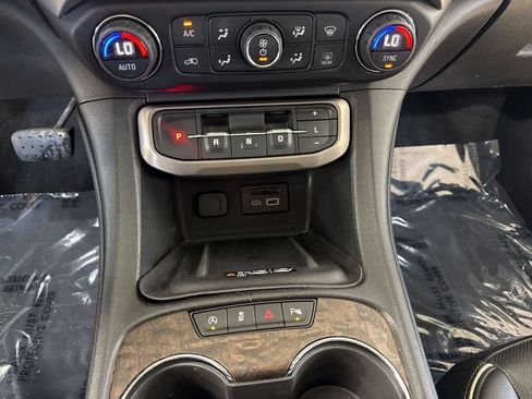 Used 2021 GMC Acadia Denali w/ Denali Ultimate Package AWD/4WD image 23