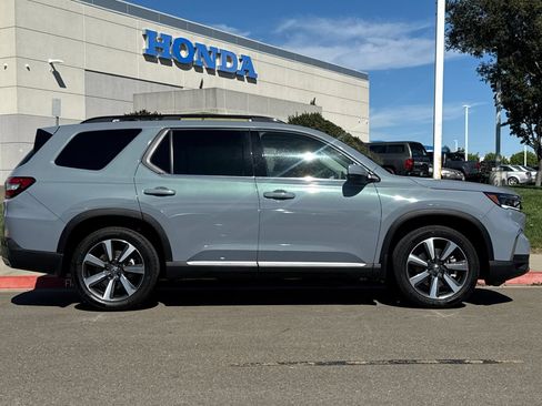 Used 2025 Honda Pilot Touring image 3