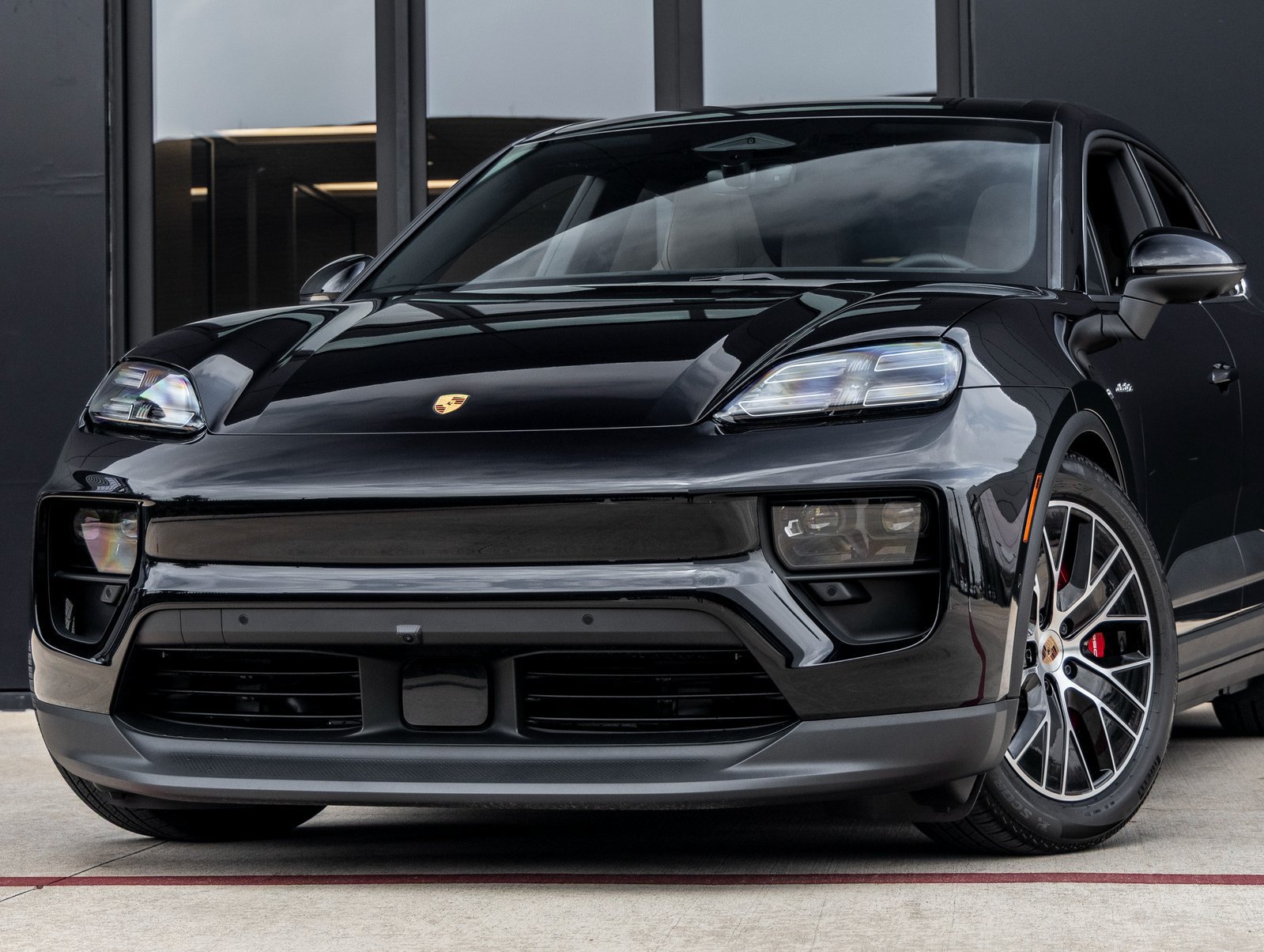 Certified 2025 Porsche Macan 4S Electric AWD/4WD image 9