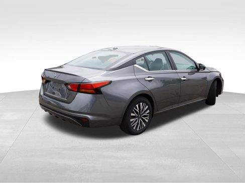 Used 2025 Nissan Altima 2.5 SV FWD image 3