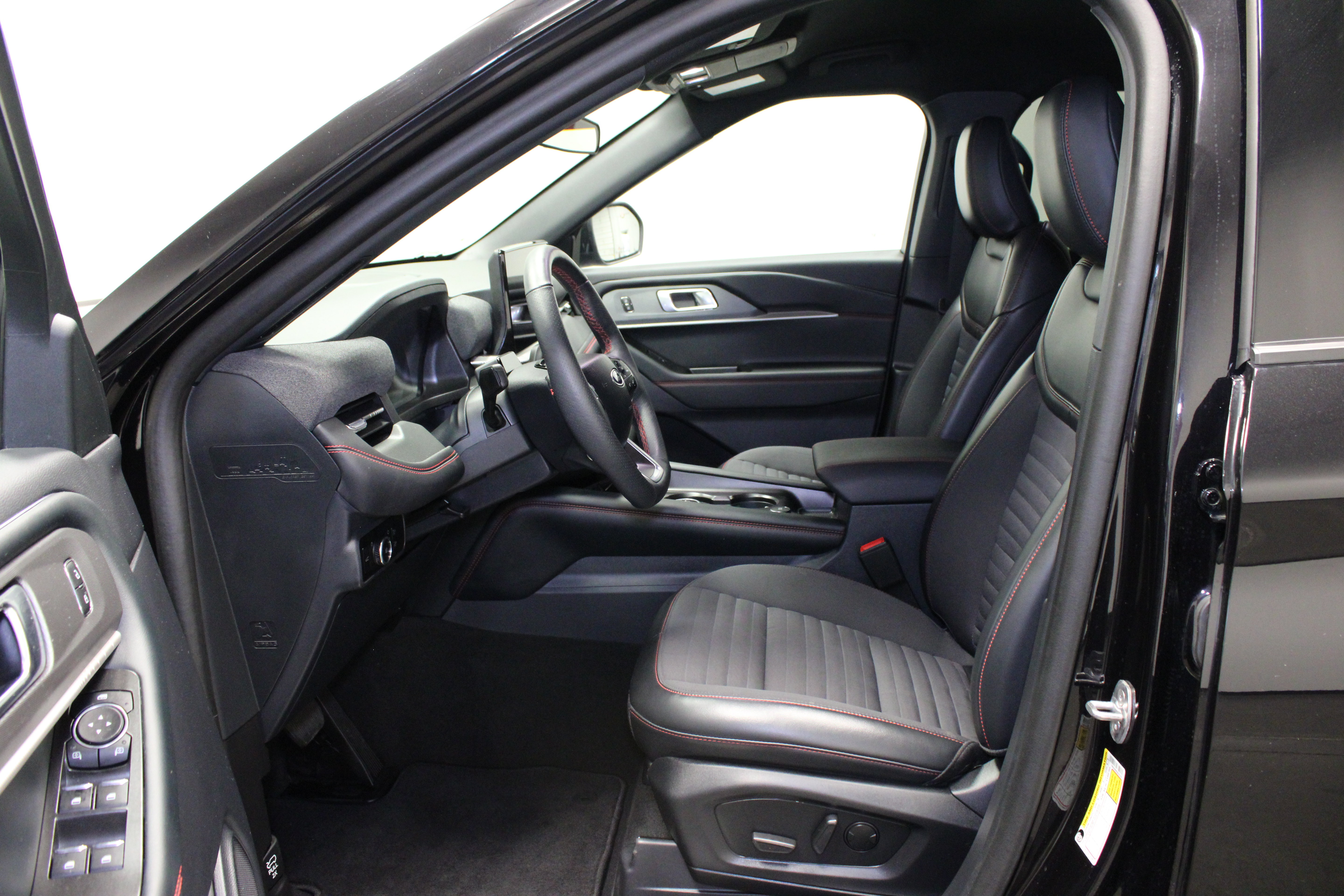 Used 2025 Ford Explorer ST-Line AWD/4WD image 19