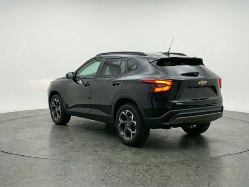 Used 2025 Chevrolet Trax LT w/ LT Convenience Package image 6