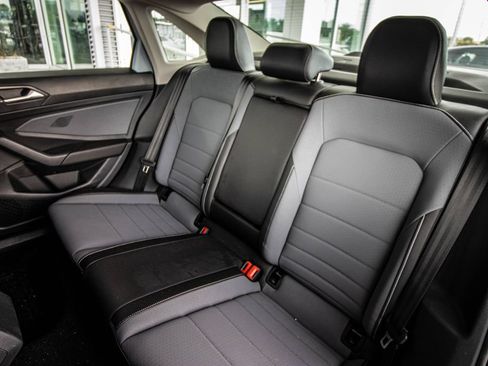 Used 2025 Volkswagen Jetta SE FWD image 26