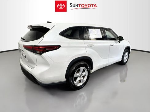 Used 2022 Toyota Highlander L FWD image 4