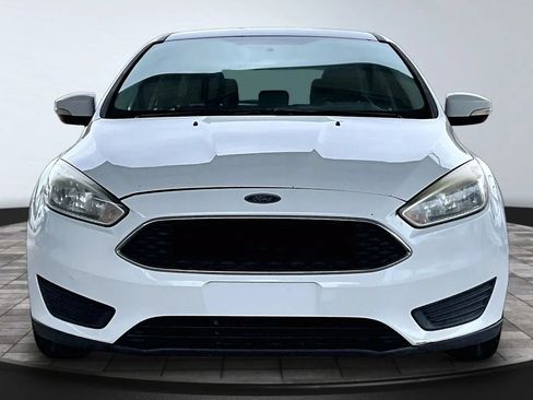 Used 2017 Ford Focus SE FWD image 2