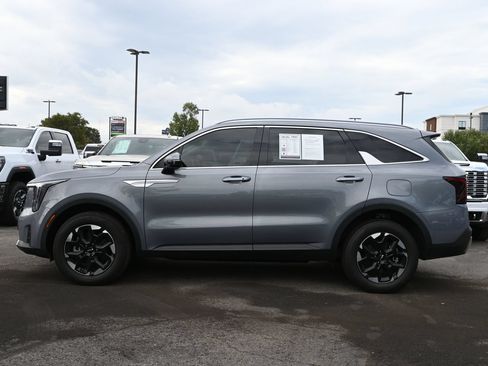 Used 2025 Kia Sorento S AWD/4WD image 4