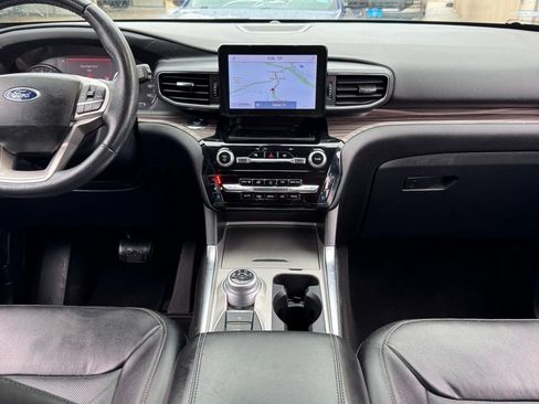 Used 2022 Ford Explorer Limited w/ Equipment Group 301A AWD/4WD image 3