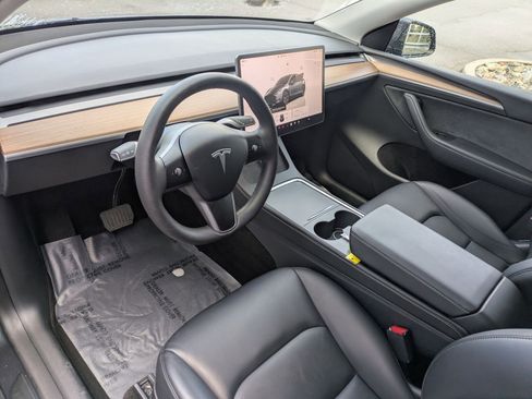 Used 2025 Tesla Model Y Long Range image 14