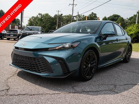 Used 2025 Toyota Camry SE FWD image 3