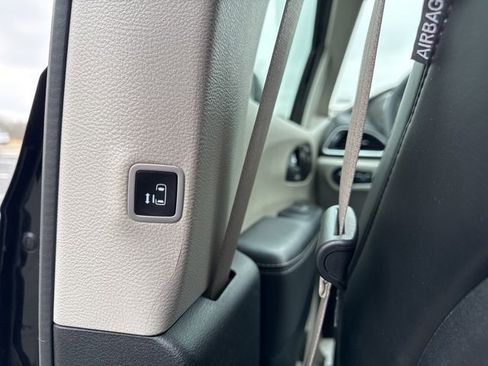 Used 2024 Chrysler Pacifica Touring-L image 17