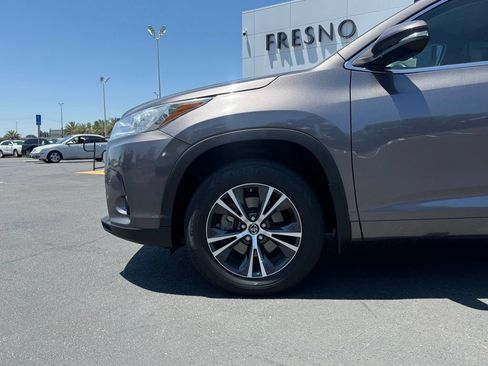 Used 2018 Toyota Highlander Plus w/ Preferred Accessory Package AWD/4WD image 5