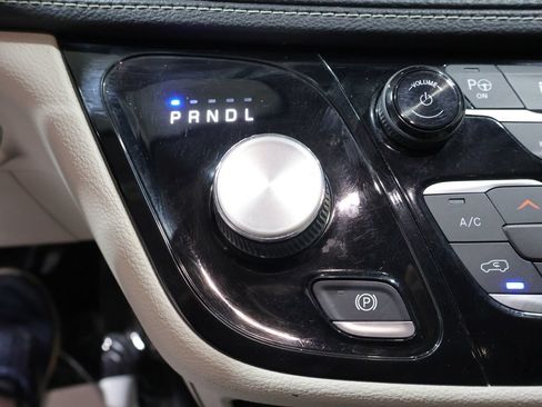 Used 2021 Chrysler Pacifica Touring-L FWD image 35