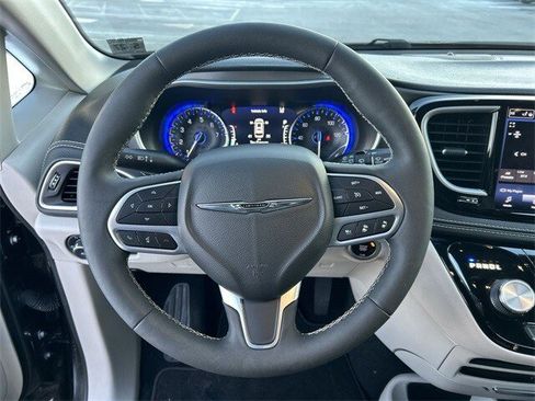 Used 2022 Chrysler Pacifica Touring-L image 18