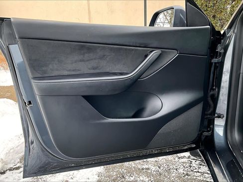 Used 2022 Tesla Model Y Long Range image 21