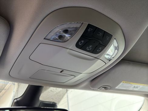 Used 2023 Chrysler Pacifica Touring-L FWD image 34