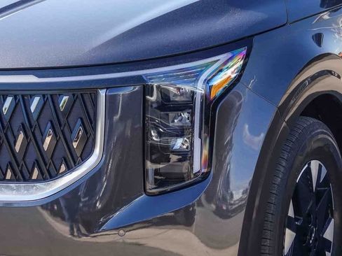 Certified 2025 Kia Carnival LXS image 8