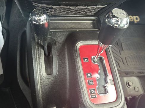 Used 2017 Jeep Wrangler Unlimited Sahara image 19