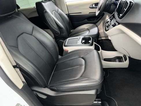 Used 2024 Chrysler Pacifica Touring-L FWD image 29