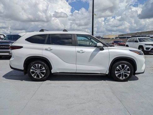 Used 2025 Toyota Highlander XLE FWD image 2