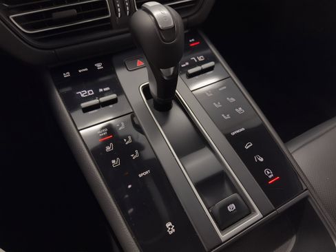 Used 2022 Porsche Macan image 25