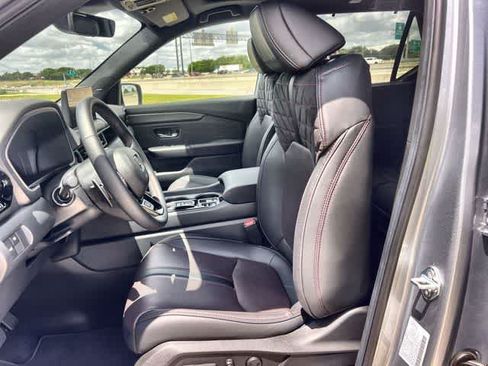 Used 2026 Honda Pilot Black Edition image 11