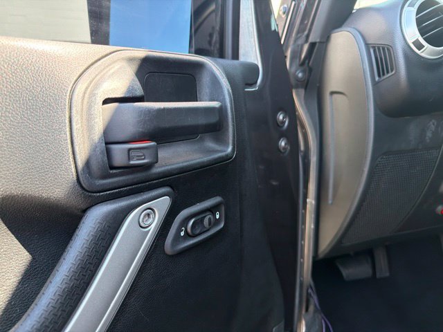 Used 2018 Jeep Wrangler Unlimited Sahara AWD/4WD image 9