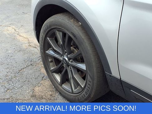 Used 2018 Ford Explorer XLT w/ Equipment Group 202A AWD/4WD image 12