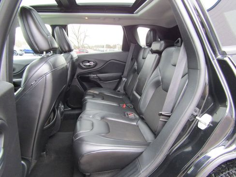 Used 2020 Jeep Cherokee Latitude Plus AWD/4WD image 19