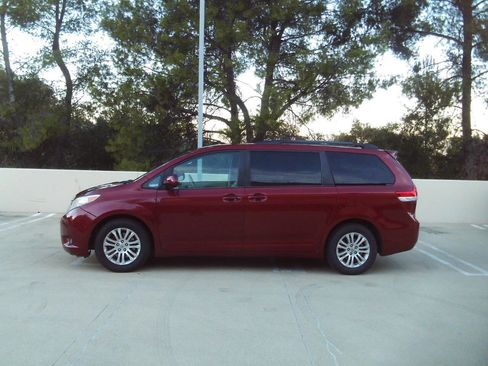 Used 2017 Toyota Sienna XLE w/ XLE Navigation Package FWD image 5
