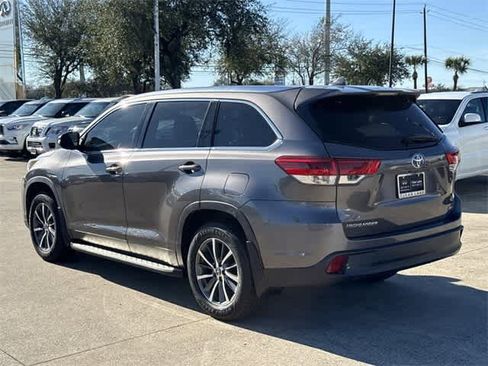 Used 2019 Toyota Highlander XLE image 3