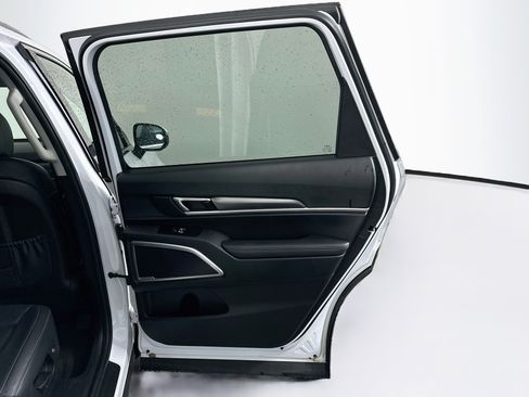 Used 2025 Kia Telluride S FWD image 33