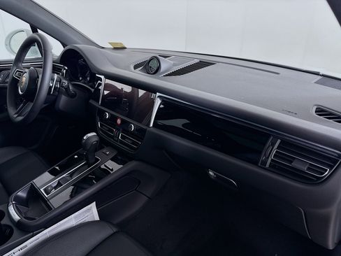 Certified 2025 Porsche Macan image 23