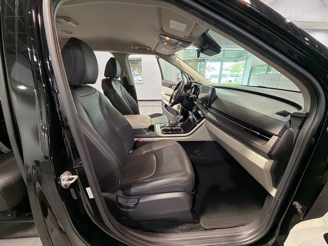 Used 2024 Kia Carnival EX FWD image 13