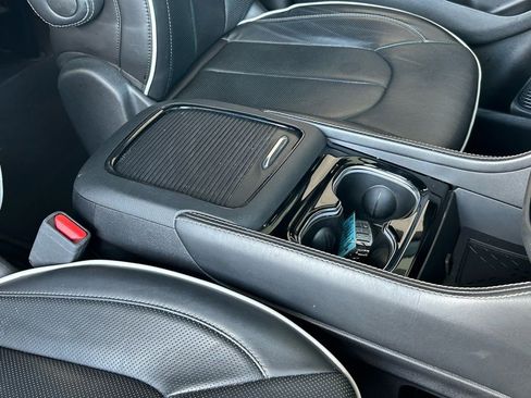 Used 2025 Chrysler Pacifica Limited image 35