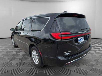 Used 2025 Chrysler Pacifica Select