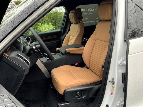 New 2025 Land Rover Discovery Dynamic SE image 9