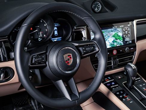 Certified 2025 Porsche Macan image 18