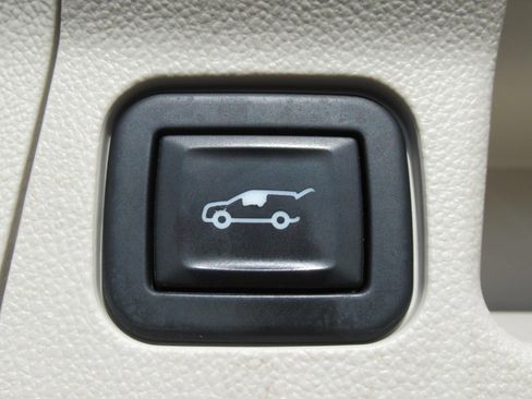 Used 2021 GMC Acadia Denali w/ Denali Technology Package FWD image 42