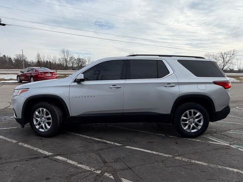 Used 2021 Chevrolet Traverse LT image 2