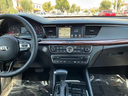 Used 2017 Kia Cadenza Premium w/ Luxury Package FWD image 15