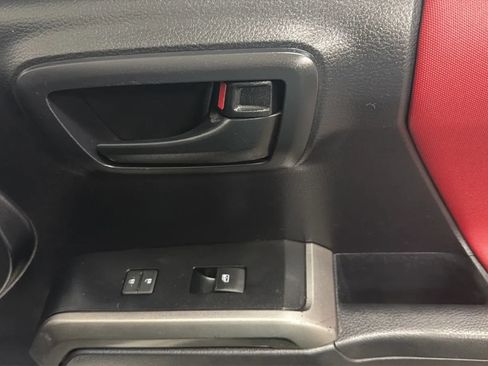 Used 2020 Toyota Tacoma SR5 RWD image 17