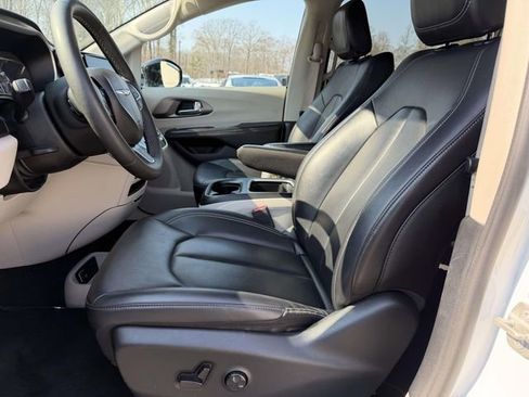 Used 2024 Chrysler Pacifica Touring-L image 14