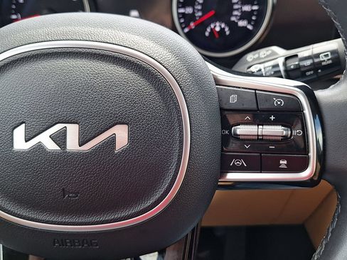 Used 2024 Kia Carnival EX FWD image 17