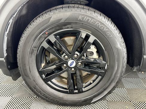 Used 2023 Ford Explorer XLT w/ Equipment Group 202A AWD/4WD image 36